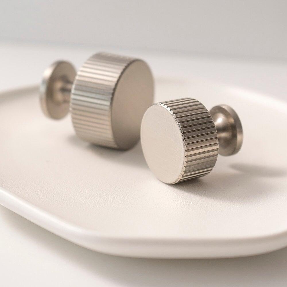 SIMI / SOLID BRASS KNOBS / LINEAR KNURL - Handle Shop Couture