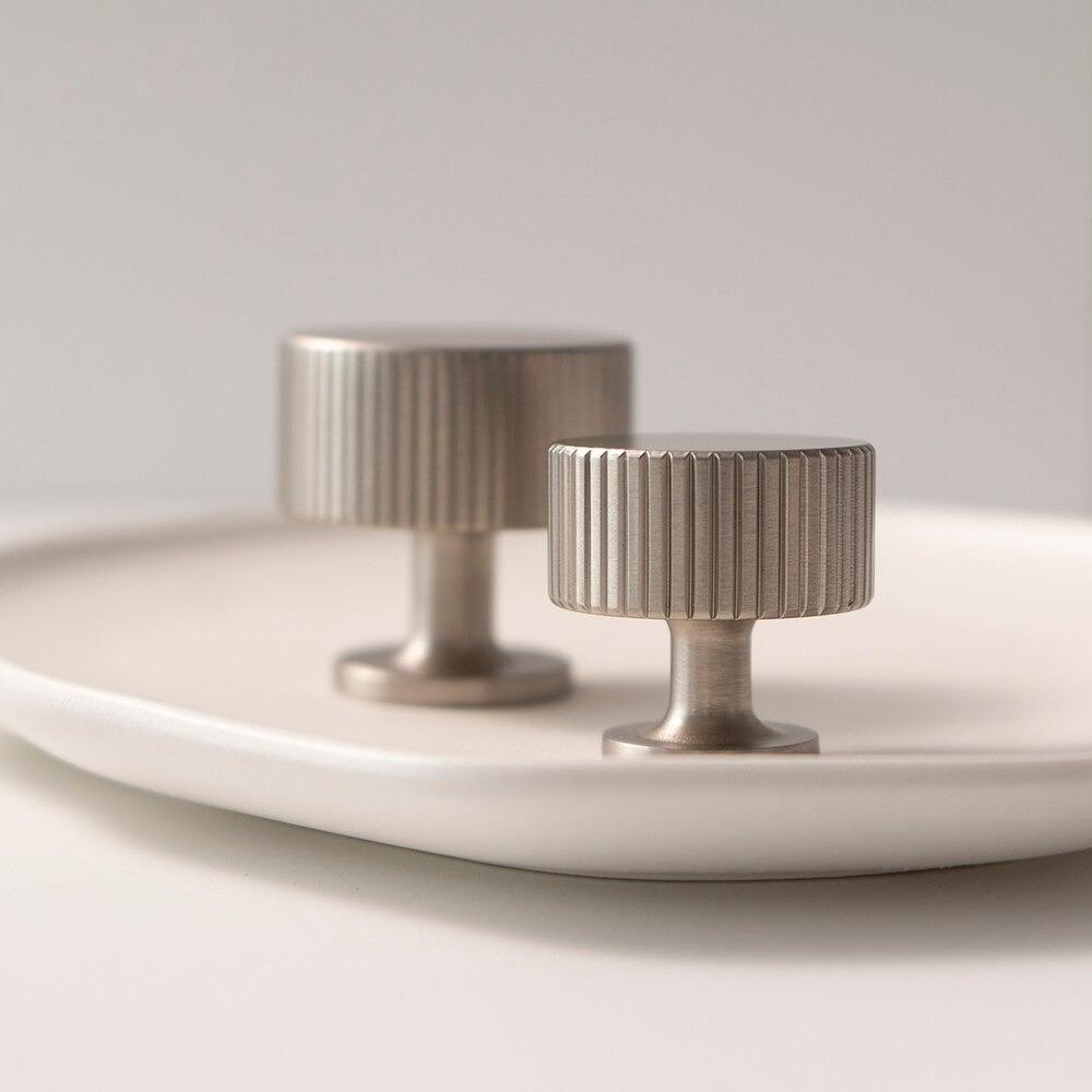 SIMI / SOLID BRASS KNOBS / LINEAR KNURL - Handle Shop Couture