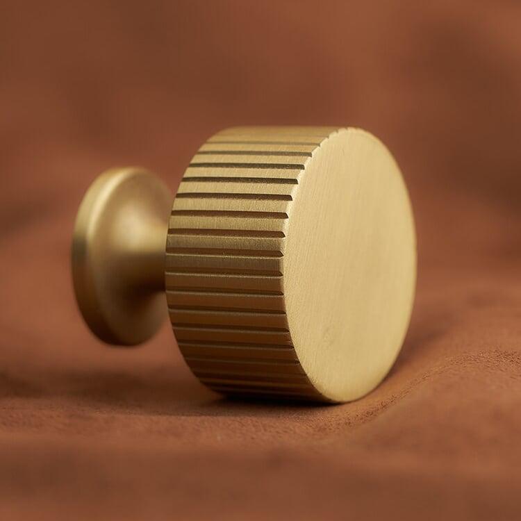 SIMI / SOLID BRASS KNOBS / LINEAR KNURL - Handle Shop Couture