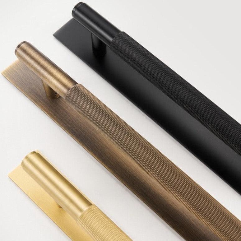 XANDRA / DOUBLE-SIDED PULL & BACKPLATE / KNURLED BRASS - Handle Shop Couture