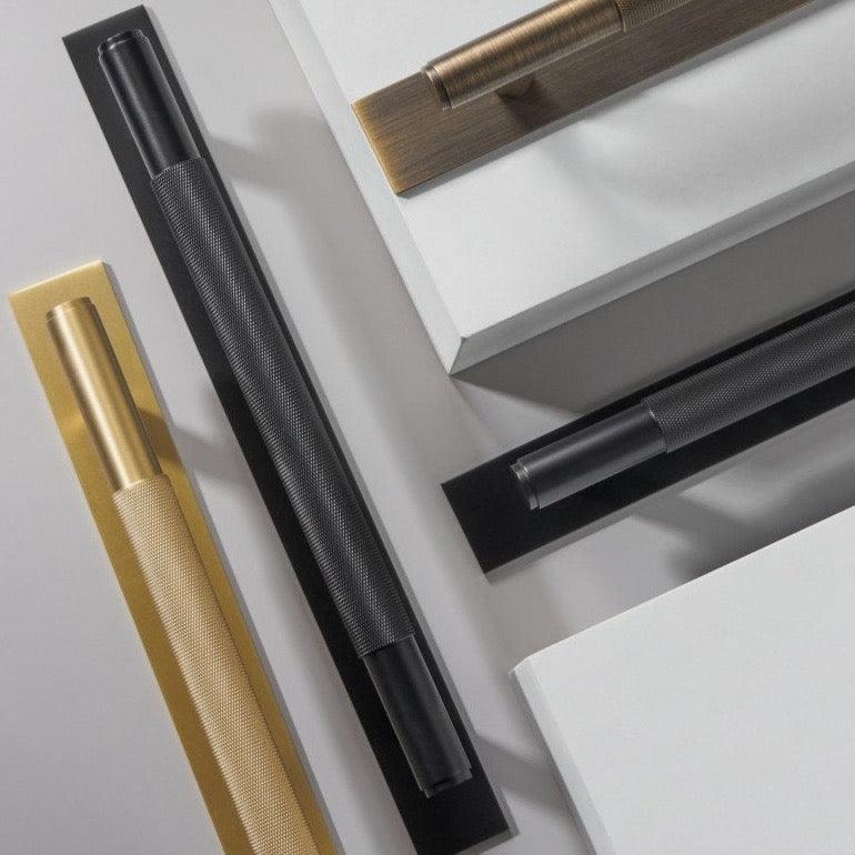 XANDRA / DOUBLE-SIDED PULL & BACKPLATE / KNURLED BRASS - Handle Shop Couture