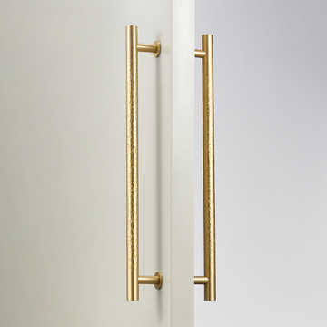LOREN / Double-Sided Hammered Brass Door Pull