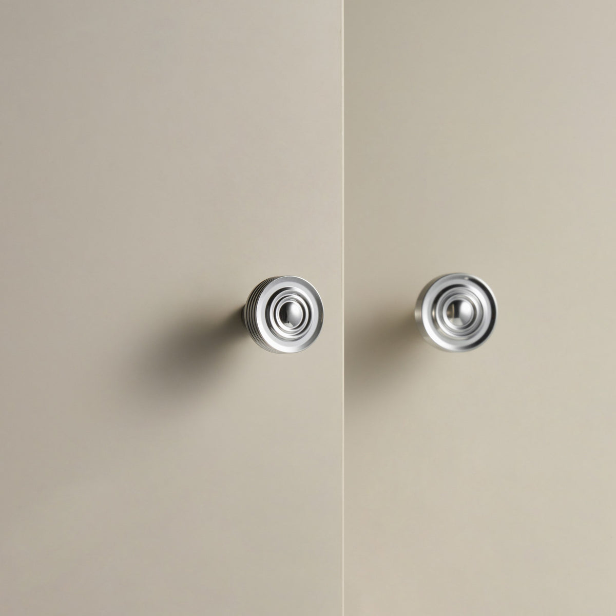 EPIDAVROS ribbed knobs in Chrome on cream cabinet doors