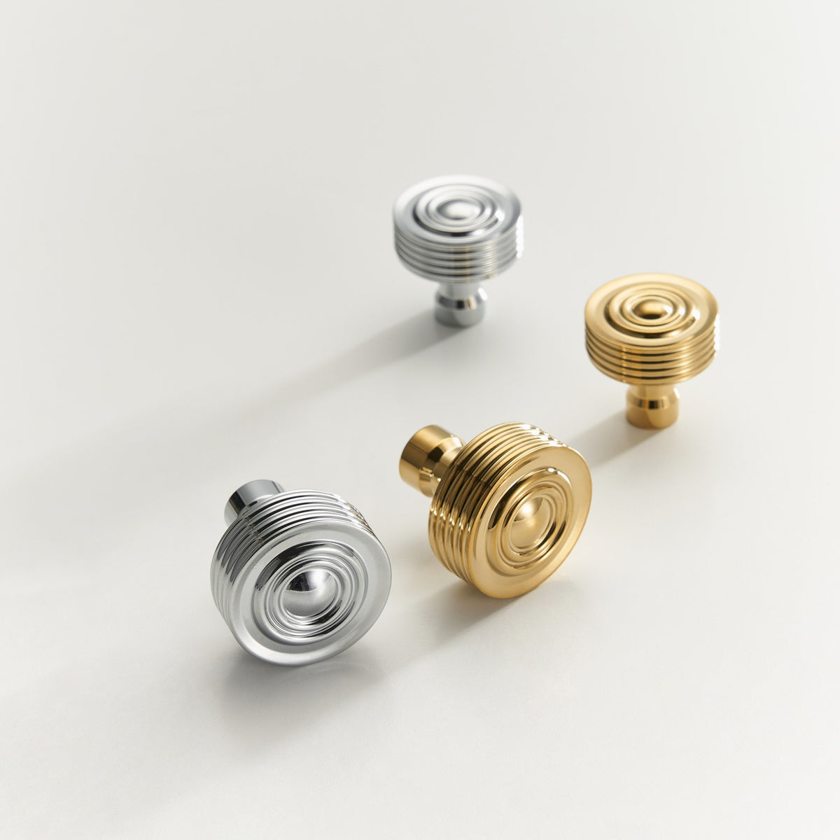 EPIDAVROS ribbed knobs, 25mm and 30mm, in Chrome and Polished Gold