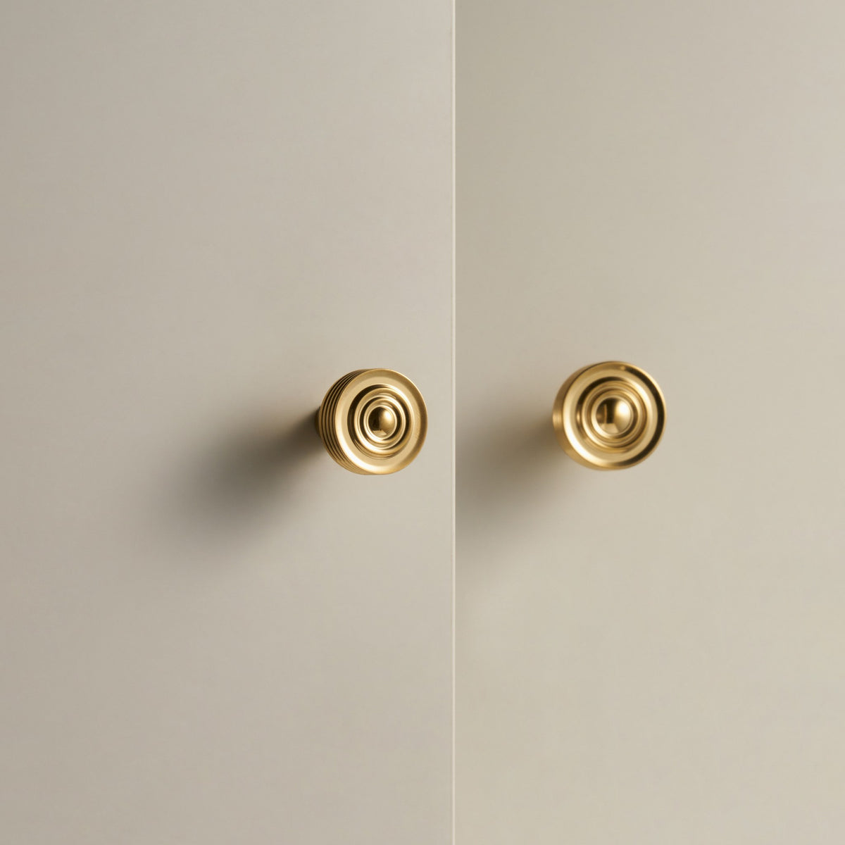 EPIDAVROS ribbed knobs in Polished Gold on cream cabinet doors