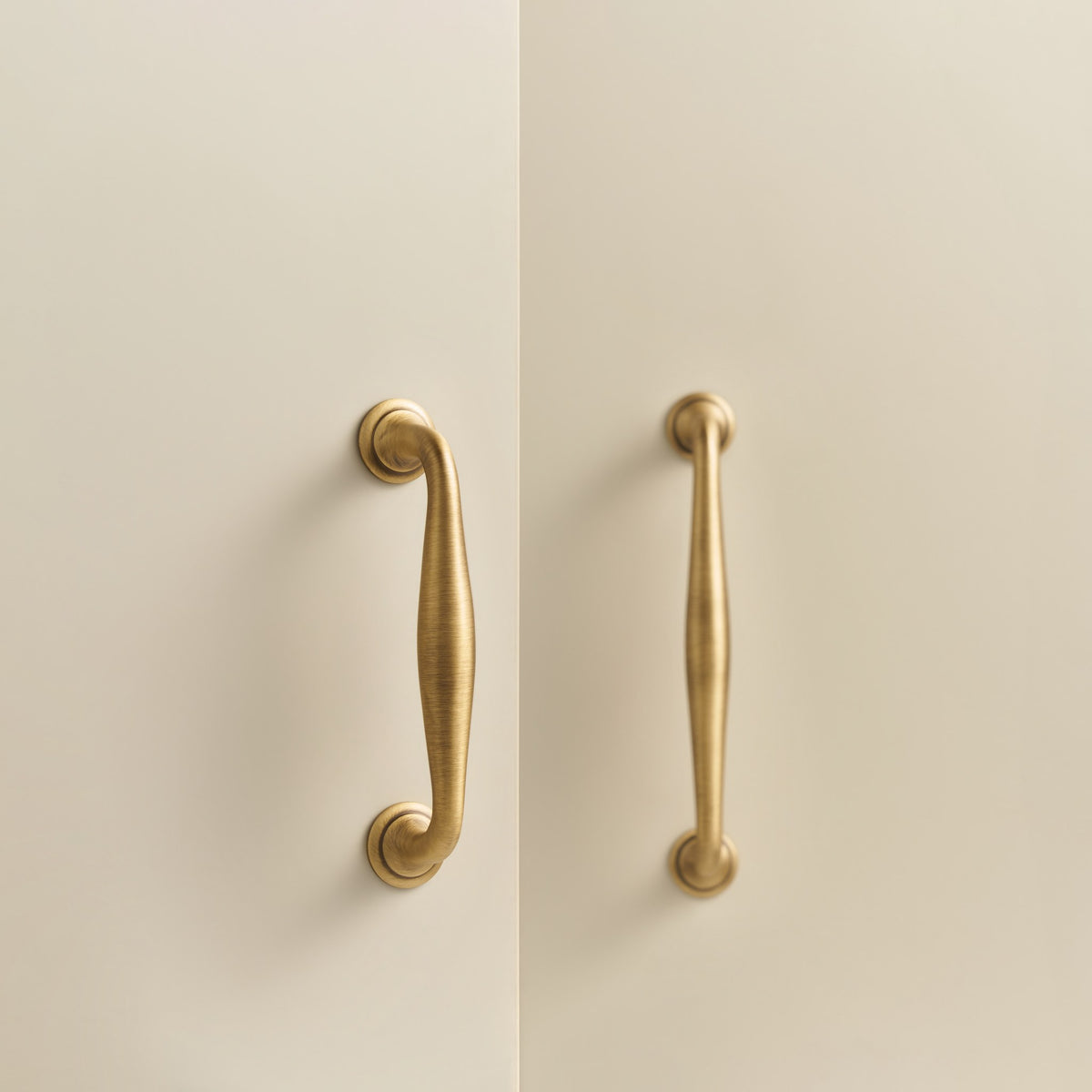 NAFPLIO brass cabinet handles, vertical on cabinet doors