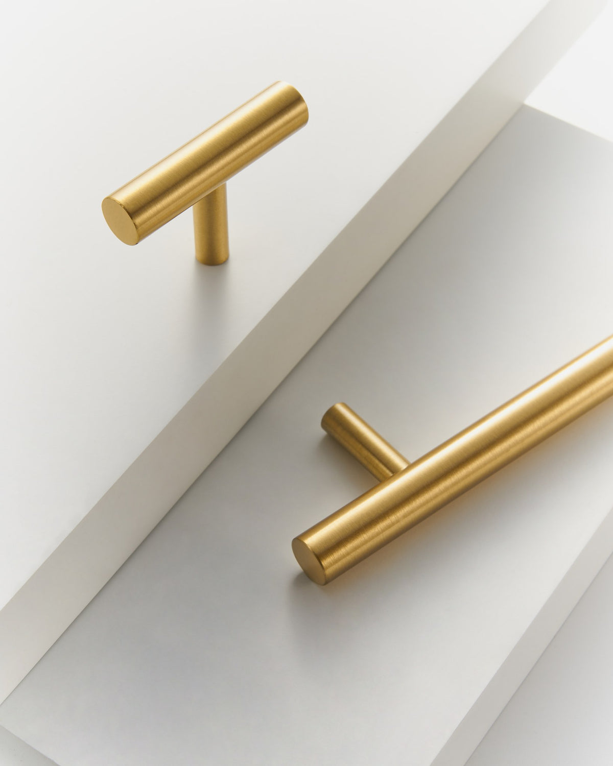TRACY satin brass handle and T-pull, close up