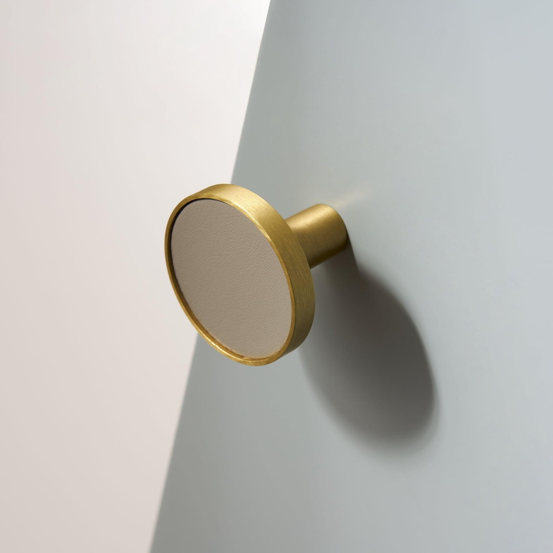AMINTA / SOLID BRASS & LEATHER / FURNITURE KNOBS - Handle Shop Couture 