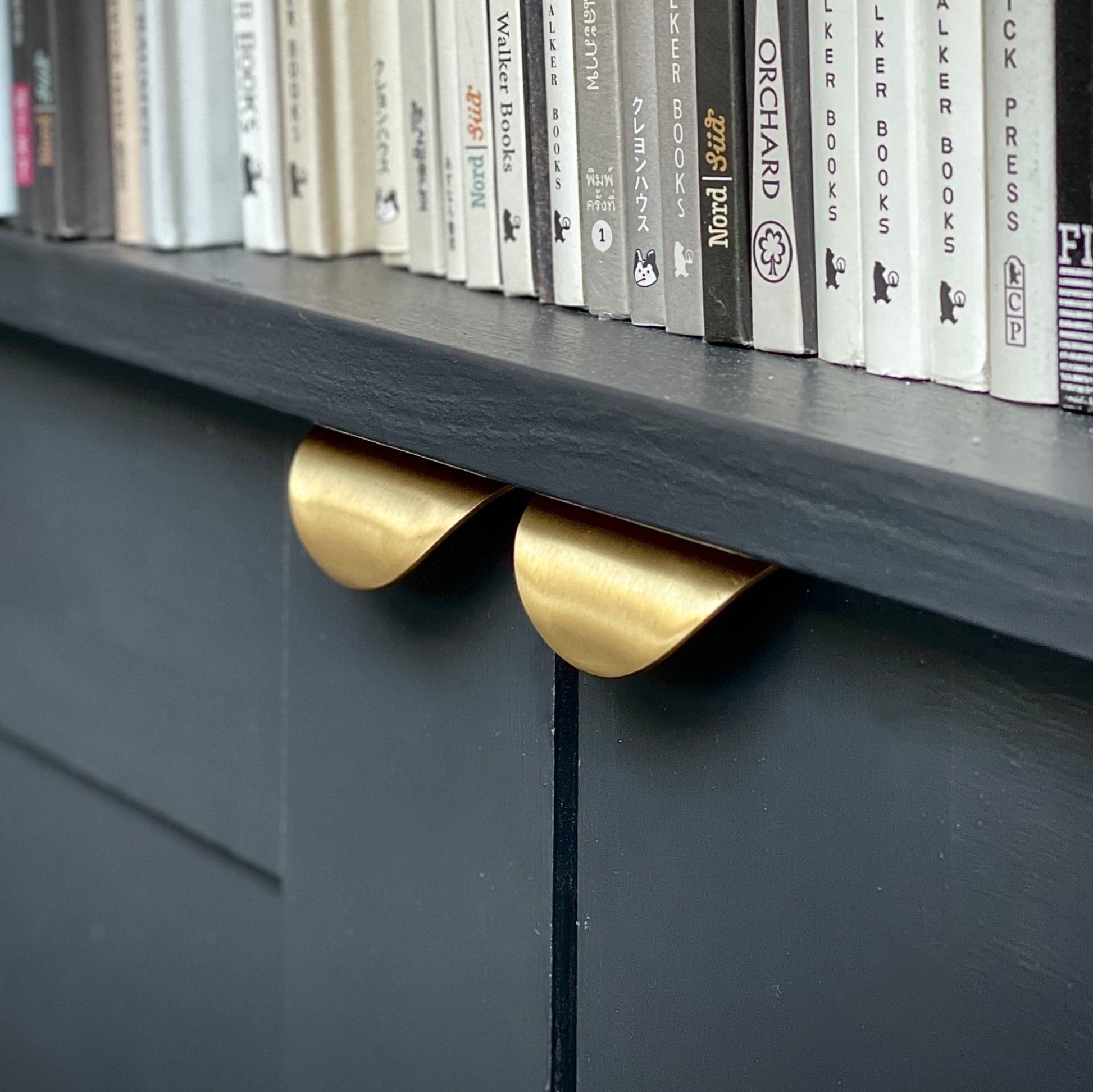 MIRTO / Curved Solid Brass Edge Pull - Handle Shop Couture 